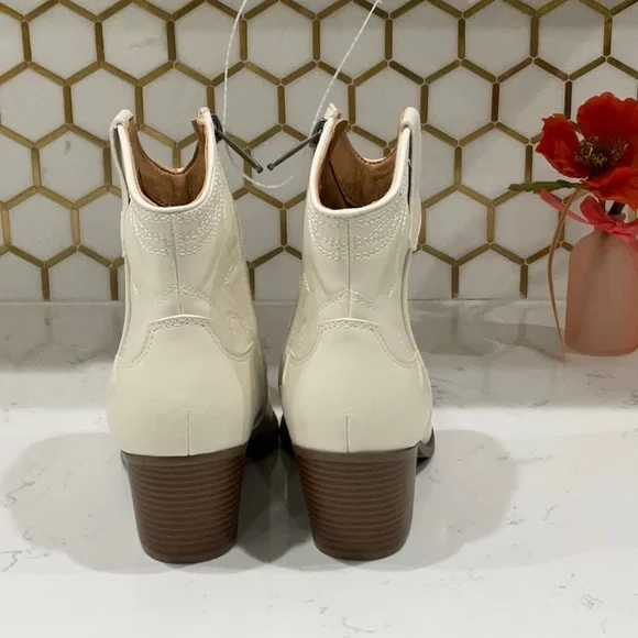 NWT Indigo rd cowboy boots Ivory ankle color Ivory size 7.5 - Picture 3 of 8
